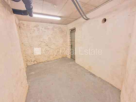 Фасадный дом, реновированный дом, на подвальном этаже доступно кладовое Rīga