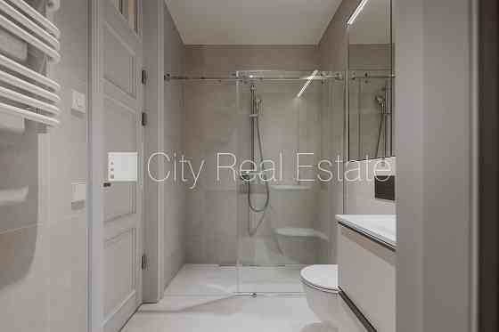 Фасадный дом, охраняемая территория, вход со двора, окна выходят во двор, студио, Рига