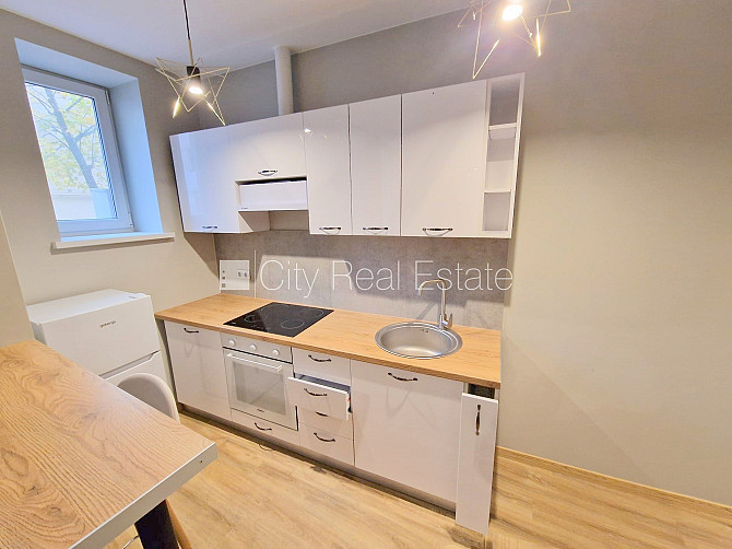 Фасадный дом, охраняемая территория, вход со двора, окна выходят во двор, студио, Рига - изображение 20