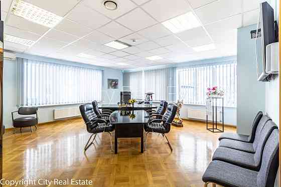 Фасадный дом, закрытый двор, места для нескольких машин, возможность аренды Рига