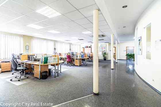 Фасадный дом, закрытый двор, места для нескольких машин, возможность аренды Рига