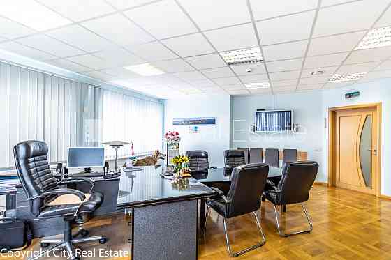 Фасадный дом, закрытый двор, места для нескольких машин, возможность аренды Рига