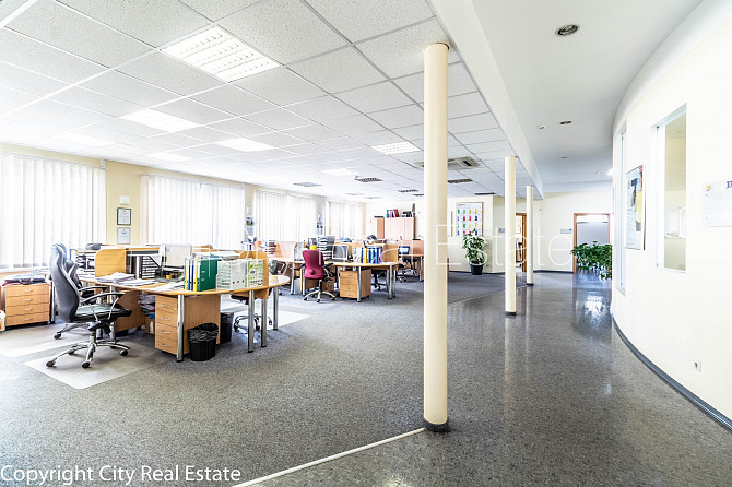 Фасадный дом, закрытый двор, места для нескольких машин, возможность аренды Рига - изображение 5