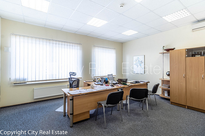 Фасадный дом, закрытый двор, места для нескольких машин, возможность аренды Рига - изображение 12