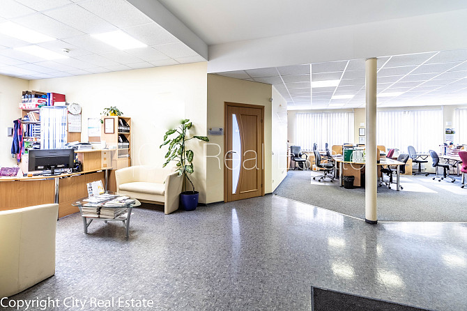 Фасадный дом, закрытый двор, места для нескольких машин, возможность аренды Рига - изображение 15