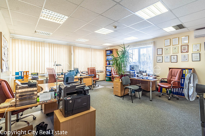 Фасадный дом, закрытый двор, места для нескольких машин, возможность аренды Рига - изображение 7