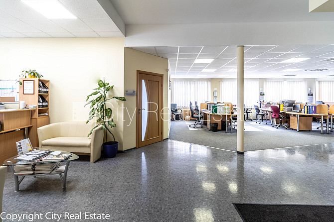 Фасадный дом, закрытый двор, места для нескольких машин, возможность аренды Рига - изображение 16