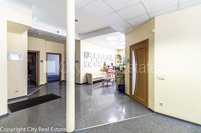 Фасадный дом, закрытый двор, места для нескольких машин, возможность аренды Рига - изображение 17