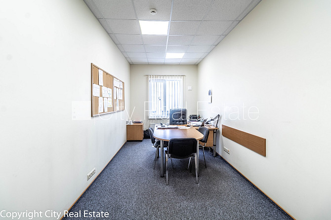 Фасадный дом, закрытый двор, места для нескольких машин, возможность аренды Рига - изображение 20