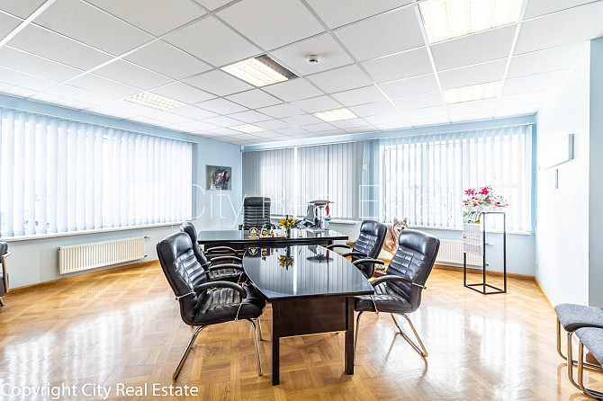 Фасадный дом, закрытый двор, места для нескольких машин, возможность аренды Рига - изображение 1