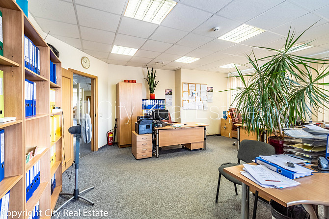 Фасадный дом, закрытый двор, места для нескольких машин, возможность аренды Рига - изображение 9