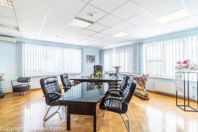 Фасадный дом, закрытый двор, места для нескольких машин, возможность аренды Рига - изображение 2