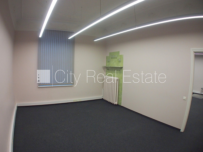 Фасадный дом, закрытый двор, объект охраняет физическая охрана, вход с улицы, Рига - изображение 5