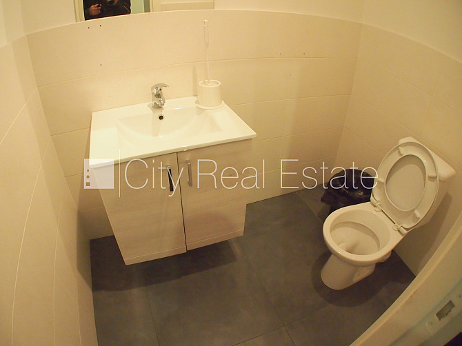 Фасадный дом, закрытый двор, объект охраняет физическая охрана, вход с улицы, Рига - изображение 14