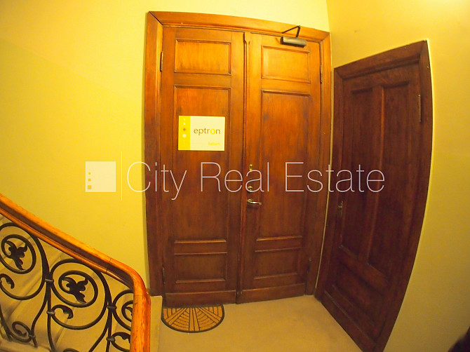 Фасадный дом, закрытый двор, объект охраняет физическая охрана, вход с улицы, Рига - изображение 17