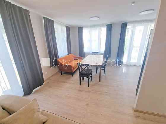 Фасадный дом, реновированный дом, закрытый двор, территория обнесена забором, Рига