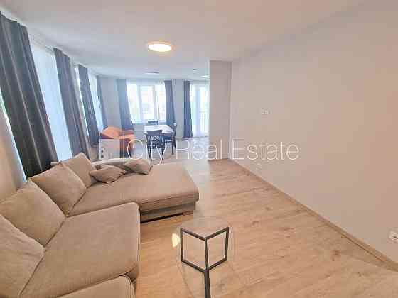 Фасадный дом, реновированный дом, закрытый двор, территория обнесена забором, Рига