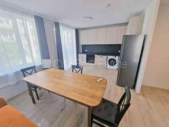 Фасадный дом, реновированный дом, закрытый двор, территория обнесена забором, Рига