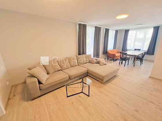 Фасадный дом, реновированный дом, закрытый двор, территория обнесена забором, Рига