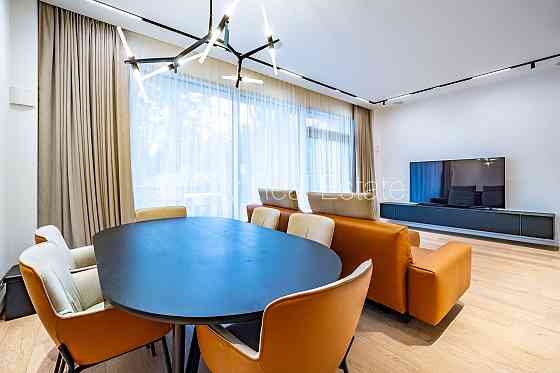 Новостройка, зеленая территория, закрытый двор, въездные ворота оснащены Юрмала