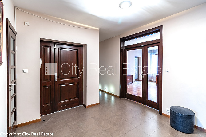 Здание во дворе, закрытый двор, вход со двора, лестничная клетка после Рига - изображение 17