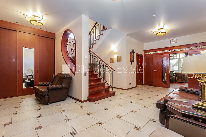 Фасадный дом, реновированный дом, вход с улицы, лестничная клетка после Рига - изображение 10