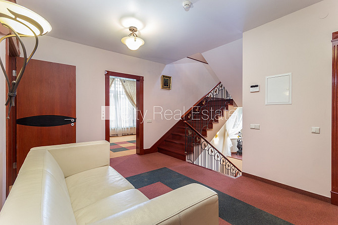 Фасадный дом, реновированный дом, вход с улицы, лестничная клетка после Рига - изображение 19