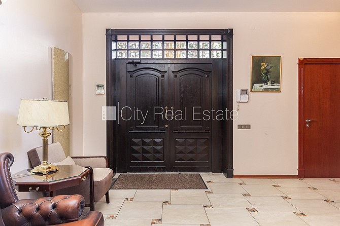 Фасадный дом, реновированный дом, вход с улицы, лестничная клетка после Рига - изображение 12