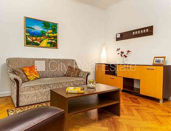 Здание во дворе, закрытый двор, вход со двора, окна выходят во двор, изолированные Рига