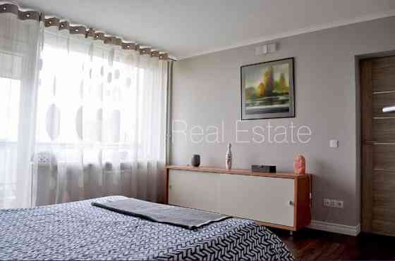 Фасадный дом, благоустроенная озеленённая территория, место для машины, лифт, Рига