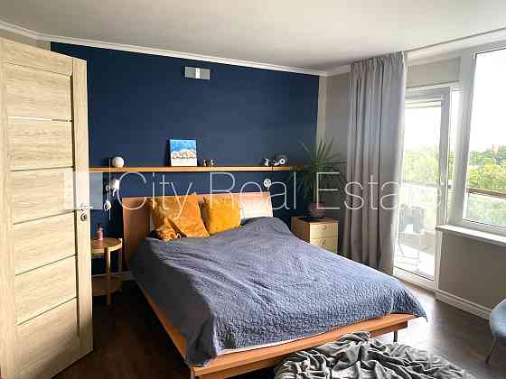 Фасадный дом, благоустроенная озеленённая территория, место для машины, лифт, Рига