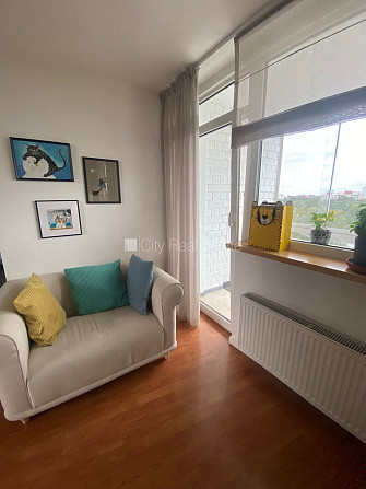 Fasādes māja, labiekārtota apzaļumota teritorija, vieta automašīnai, ir lifts, iestiklota Rīga - foto 9