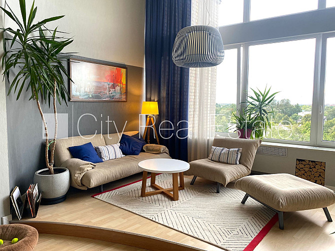 Fasādes māja, labiekārtota apzaļumota teritorija, vieta automašīnai, ir lifts, iestiklota Rīga - foto 1