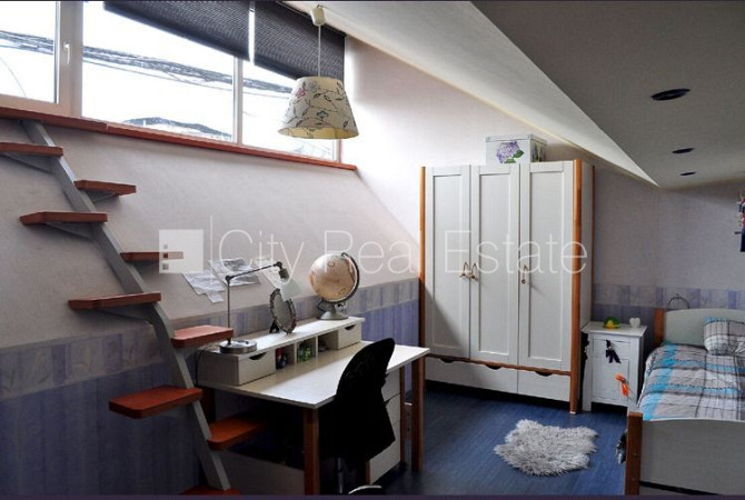 Fasādes māja, labiekārtota apzaļumota teritorija, vieta automašīnai, ir lifts, iestiklota Rīga - foto 11