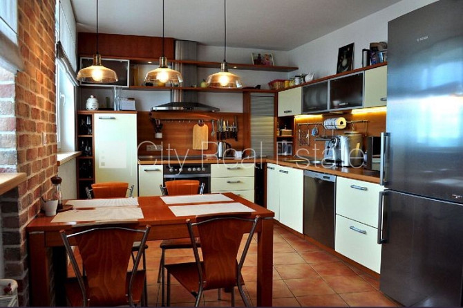 Fasādes māja, labiekārtota apzaļumota teritorija, vieta automašīnai, ir lifts, iestiklota Rīga - foto 8