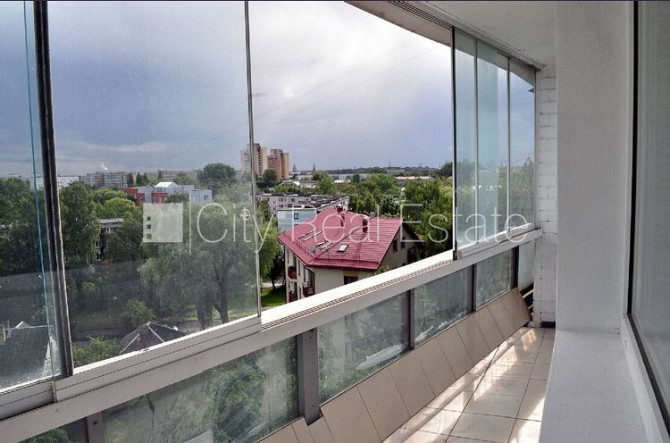 Fasādes māja, labiekārtota apzaļumota teritorija, vieta automašīnai, ir lifts, iestiklota Rīga - foto 15