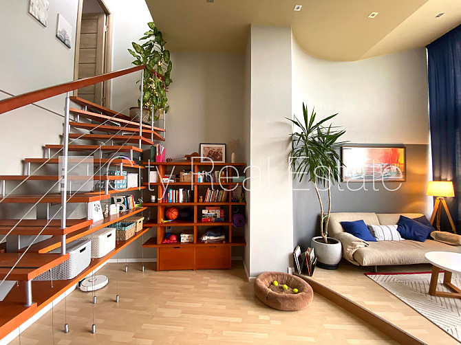 Fasādes māja, labiekārtota apzaļumota teritorija, vieta automašīnai, ir lifts, iestiklota Rīga - foto 4