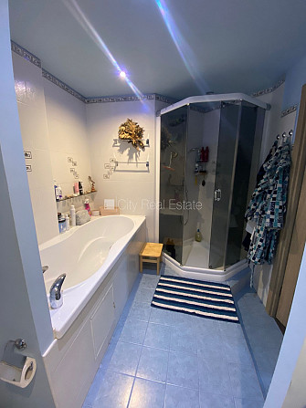 Fasādes māja, labiekārtota apzaļumota teritorija, vieta automašīnai, ir lifts, iestiklota Rīga - foto 12