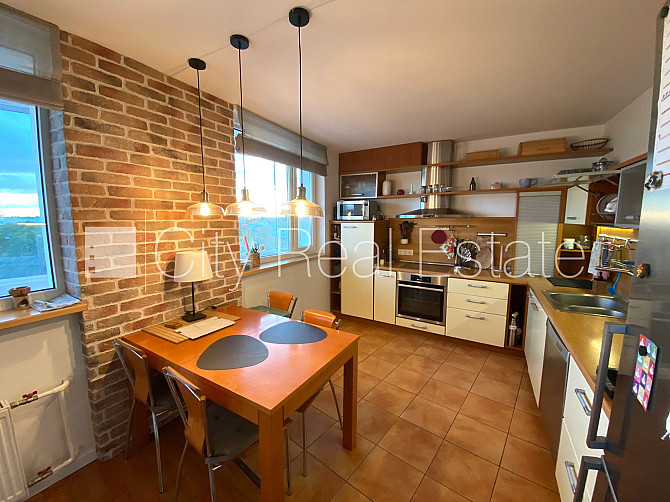 Fasādes māja, labiekārtota apzaļumota teritorija, vieta automašīnai, ir lifts, iestiklota Rīga - foto 19