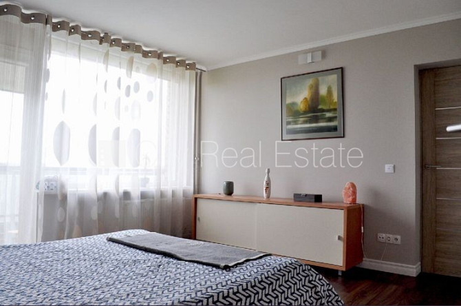 Fasādes māja, labiekārtota apzaļumota teritorija, vieta automašīnai, ir lifts, iestiklota Rīga - foto 6