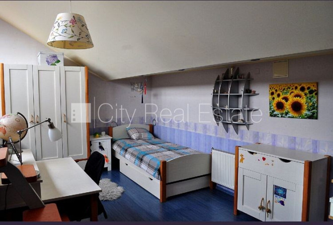 Fasādes māja, labiekārtota apzaļumota teritorija, vieta automašīnai, ir lifts, iestiklota Rīga - foto 10