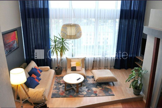 Fasādes māja, labiekārtota apzaļumota teritorija, vieta automašīnai, ir lifts, iestiklota Rīga - foto 3