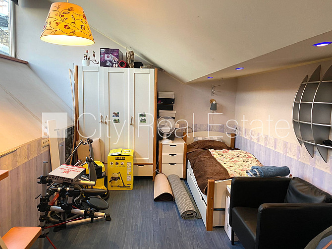 Fasādes māja, labiekārtota apzaļumota teritorija, vieta automašīnai, ir lifts, iestiklota Rīga - foto 20