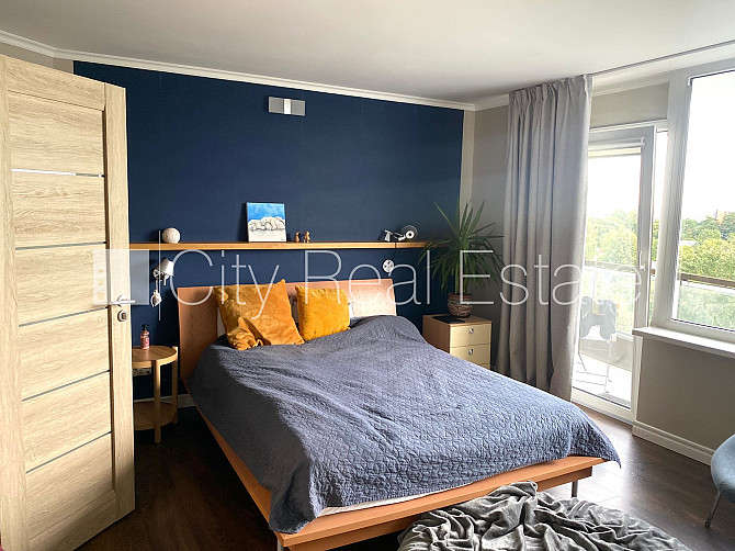 Fasādes māja, labiekārtota apzaļumota teritorija, vieta automašīnai, ir lifts, iestiklota Rīga - foto 5