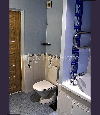 Fasādes māja, labiekārtota apzaļumota teritorija, vieta automašīnai, ir lifts, iestiklota Rīga - foto 14