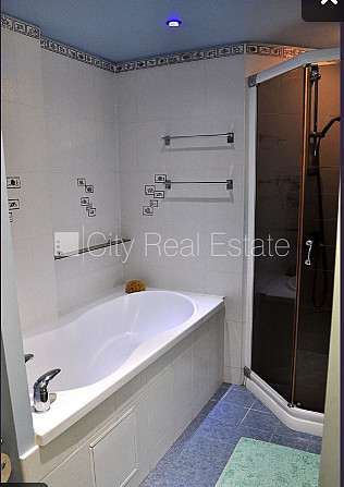 Fasādes māja, labiekārtota apzaļumota teritorija, vieta automašīnai, ir lifts, iestiklota Rīga - foto 13