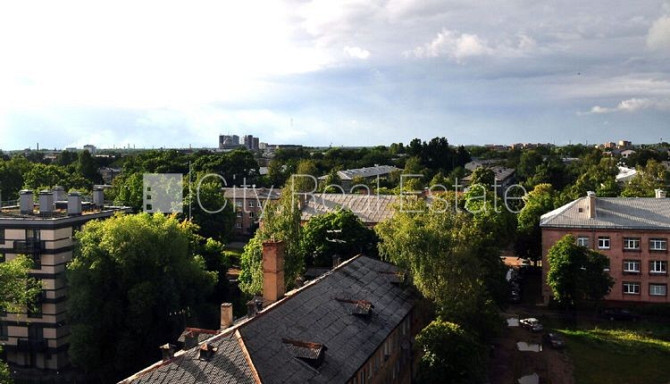 Fasādes māja, labiekārtota apzaļumota teritorija, vieta automašīnai, ir lifts, iestiklota Rīga - foto 16