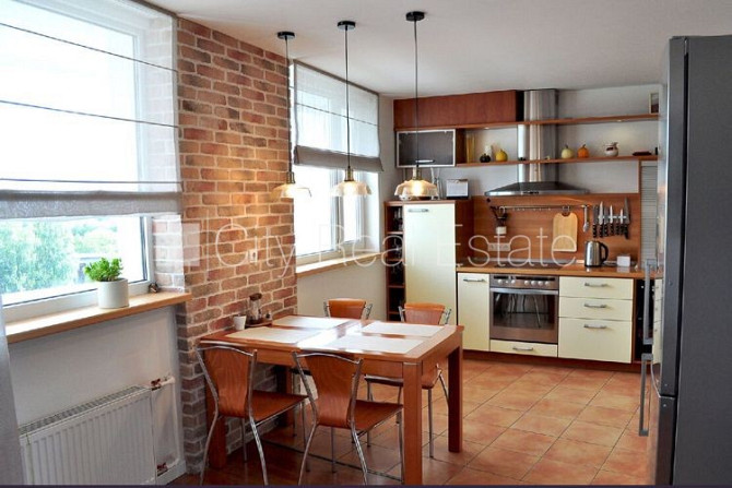 Fasādes māja, labiekārtota apzaļumota teritorija, vieta automašīnai, ir lifts, iestiklota Rīga - foto 7