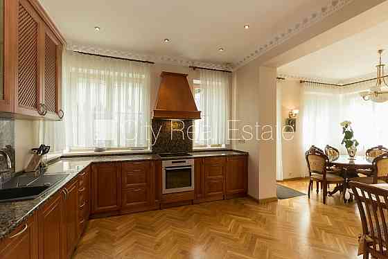 Частный дом, благоустроенный озеленённый двор, гараж на одну машину, две терассы, Юрмала