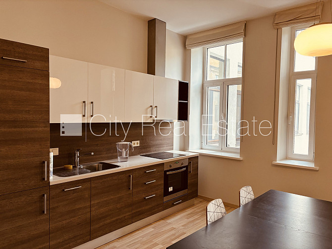 Renovēta māja, logi vērsti uz pagalma pusi, viesistaba, viena telpa caurstaigājama, virtuve, Rīga - foto 4